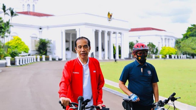 Saat ada demo mahasiswa di kawasan Medan Merdeka yang tak jauh dari Istana, Jokowi diketahui hari ini berkegiatan di Istana Bogor serta meninjau Pasar Cisarua.