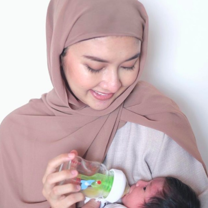 <p>Ternyata, momen kelahiran Sera menjadi alasan utama Kevin untuk hijrah dan mengubah penampilan, Bunda. (Foto: Instagram @kevinlln)</p>