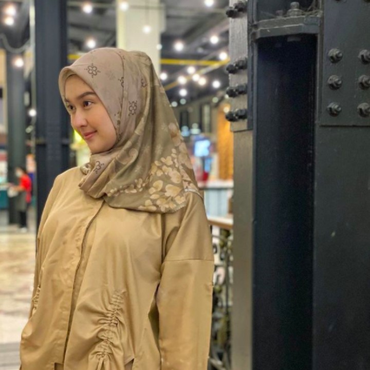 <p>Pada tanggal 15 November lalu, Kevin secara terbuka meminta didoakan dengan penampilan barunya. Serba tertutup dengan gaya hijab simpel yang elegan. (Foto: Instagram @kevinlln)</p>