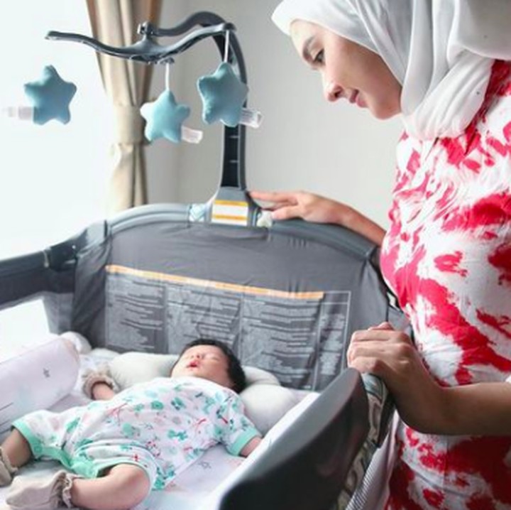 <p>Piama tiedie kekinian menjadi salah satu outfit Kevin saat mengasuh anak di rumah. Tetap modis ya, Bunda. (Foto: Instagram @kevinlln)</p>