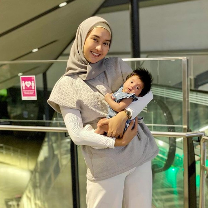 <p>Sejak hamil Sera, Kevin rupanya sudah tergugah untuk memperdalam agama. Hingga saat anak perempuannya itu lahir, mengubah hidup Kevin 180 derajat. (Foto: Instagram @kevinlln)</p>