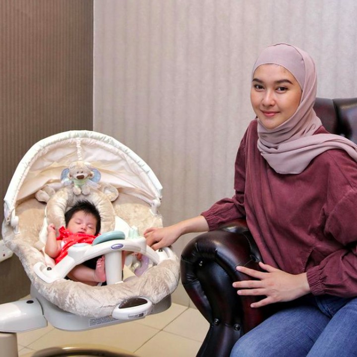 <p>Gaya hijab twisted pashmina menjadi membuat penampilan Kevin tetap up to date meski sudah memiliki anak. Bunda tertarik mencobanya? (Foto: Instagram @kevinlln)</p>