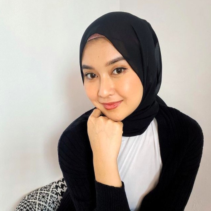 <p>Busana monocrom menjadikan penampilan Kevin makin maksimal meski baru berhijab. Nah, semoga kisah Kevin Lilliana ini bisa menginspirasi ya, Bunda. (Foto: Instagram @kevinlln)</p>
