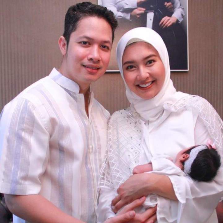 <p>Lama tak terlihat, ternyata sekarang Kevin Lilliana sekarang sudah menjadi ibu lho, Bunda. Pada akhir Oktober lalu, Kevin dan sang suami, Oskar Mahendra menggelar akikah anak pertama mereka, Sera. (Foto: Instagram @kevinlln)</p>