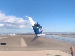 Naik Sayap Pesawat, Pria di Las Vegas Bikin Geger