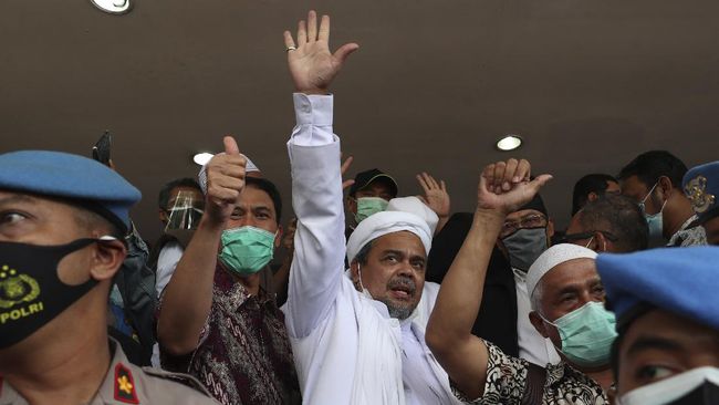 Rizieq Shihab tetap divonis empat tahun penjara dalam kasus tes swab RS Ummi Bogor.