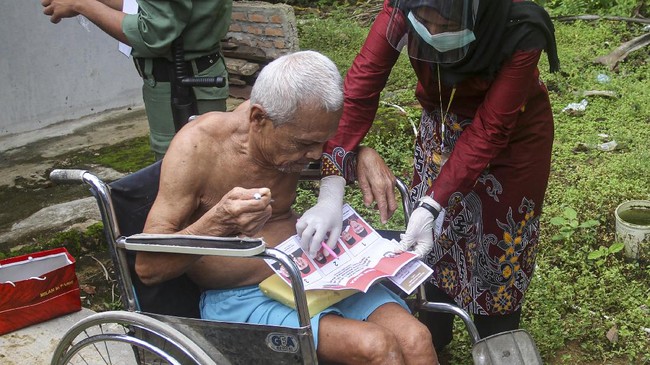 Satgas Covid-19 Nasional mencatat penurunan angka kapasitas testing. Gelaran Pilkada 2020 dinilai jadi salah satu sebab.