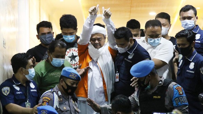Massa mendatangi Polres Ciamis untuk memprotes penahanan Rizieq Shihab di Polda Metro Jaya, Minggu (13/12).
