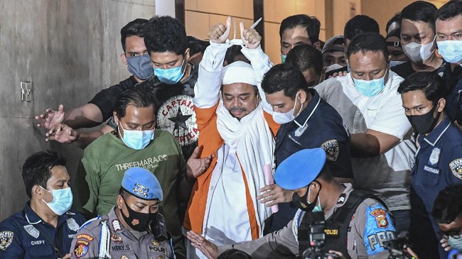 Selain memeriksa makanan yang datang, Bidokkes juga melakukan pengecekan berkala terhadap kondisi kesehatan Rizieq Shihab selama berada di Rutan Polda metro.