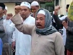 Protes Penahanan Habib Rizieq, Massa Datangi Polsek Tanggul Jember Doa Bersama