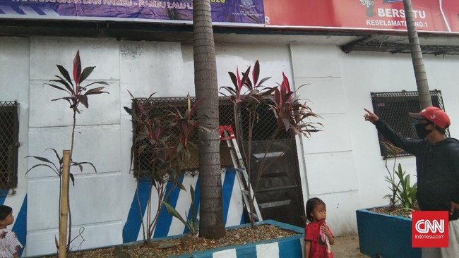 Polisi memburu pelaku yang diduga melempar bom molotov di pos polisi wilayah Makassar dan Gowa, Sulsel, pada Minggu (13/12) pagi.