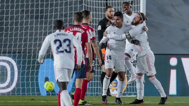 Real Madrid unggul 1-0 atas Atletico Madrid di babak pertama lewat gol Casemiro dalam lanjutan Liga Spanyol, Minggu (13/12) dini hari WIB.