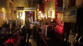 FOTO: Cara Bar di New York Bertahan Hidup di Tengah Pandemi