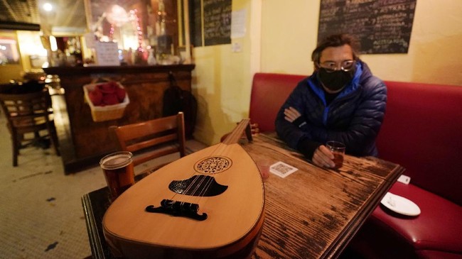 FOTO: Cara Bar di New York Bertahan Hidup di Tengah Pandemi