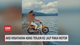 VIDEO: Aksi Wisatawan Asing Terjun ke Laut Pakai Motor