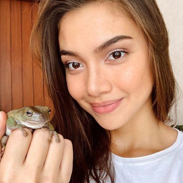 Ngaku Tak Punya Agama, Begini Reaksi Angel Gilsha Saat Diajak Masuk Islam