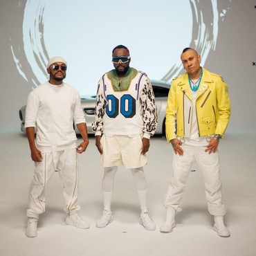 Lirik Lagu Girl Like Me - Black Eyed Peas & Shakira