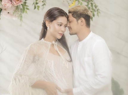 5 Pesona Maternity Shoot Bunga Jelitha, Anggun Nan Elegan