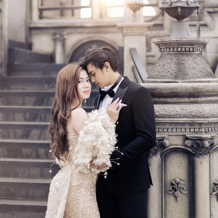 <p>Ada juga foto Felicya Angelista mengenakan gaun mewah dan Caesar Hito memakai jas dengan latar belakang ala kastil. Keren ya. (Foto: Instagram @felicyangelista_)</p>