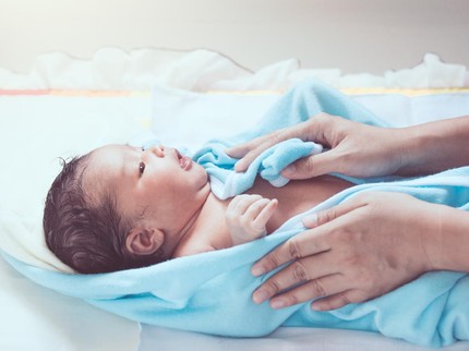 Sepele Tapi Penting, 5 Hal Ini Kerap Diabaikan Saat Mandikan Bayi Baru Lahir