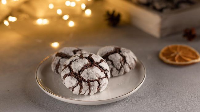 Chocolate Crinkle Cookies merupakan resep kue natal sederhana yang bisa diolah di rumah. Kue cantik ini cocok untuk menemani perayaan natal di rumah.