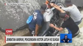 VIDEO: Jembatan Ambruk, Pemotor Jatuh ke Sungai