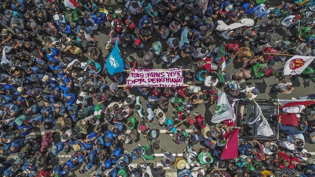 Perguruan tinggi atau kampus akan diizinkan buka pada bulan Juli 2021 setelah mahasiswa dan dosen mendapat vaksinasi Covid-19.
