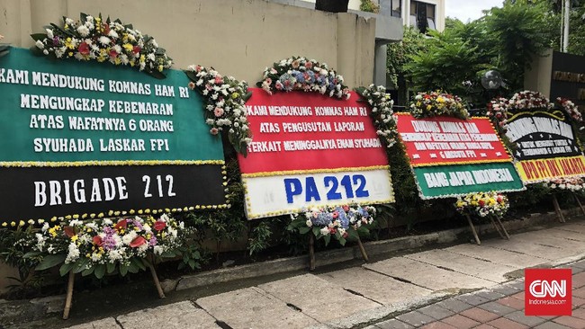 Gedung Komnas HAM dibanjiri karangan bunga berisi dukungan agar pengusutan kasus penembakan Laskar FPI bisa dilakukan secara independen dan terbuka.