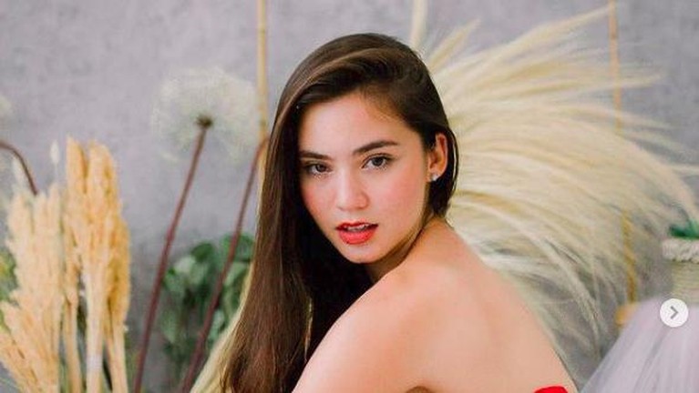 Karen Nijsen Karen Nijsen yang cium mesra Gading Marten.