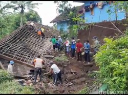 Rumah Ambruk dan 2 Warga Luka Akibat Longsor di Tasikmalaya
