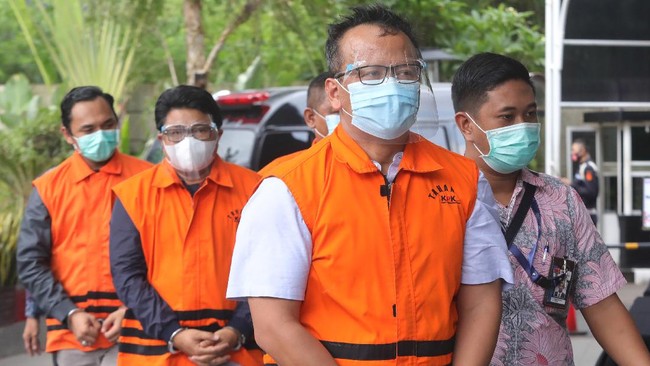Dalam kesaksian di Pengadilan Tipikor, Sespri eks Menteri KKP Edhy Prabowo mengaku atasannya tersebut menyimpan uang tunai sekitar hingga Rp10 miliar di rumah.