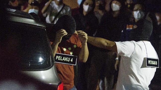 KontraS mengkritik proses penyidikan Polri yang menutupi kasus penembakan 6 laskar FPI dengan tersangka anggota Polda Metro Jaya.