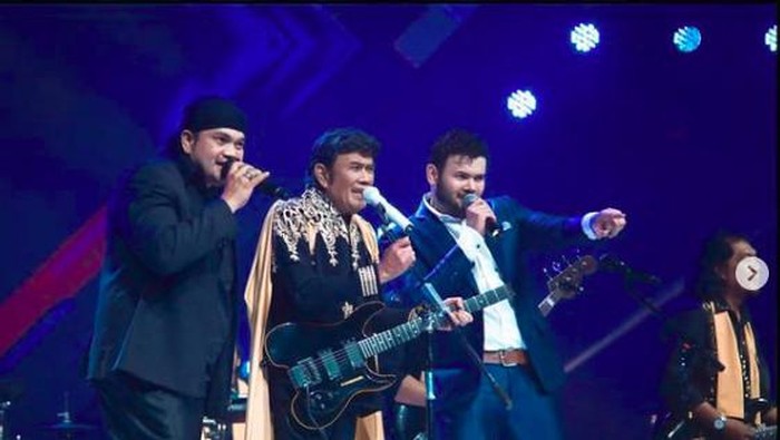 Rhoma Irama satu panggung dengan Ridho Rhoma dan Vicky Irama.