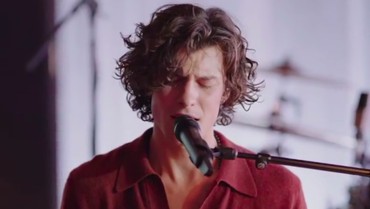 img-title Lirik Lagu Look Up At The Stars - Shawn Mendes