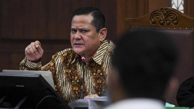 Irjen Napoleon langsung menyatakan bakal mengajukan banding usai mendengar vonis hakim soal empat tahun penjara untuk dirinya.
