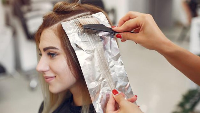 Warna Rambut Memudar Jelang Tahun Baru? Ini 4 Opsi Buat Balikin Warna Rambut