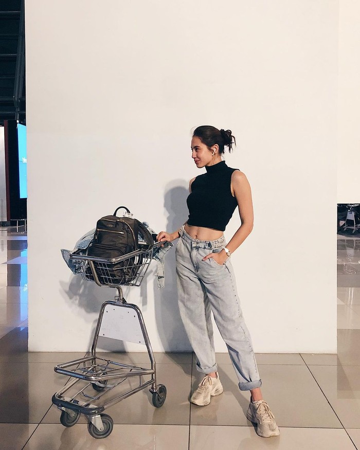 Pevita Pearce pernah menjadi sorotan lantaran kini dirinya tampak lebih berotot dan memiliki perut sixpack. Dalam beberapa waktu belakangan, artis kelahiran 1992 ini memang lebih intens melakukan olahraga dan menjalani gaya hidup sehat demi mendapatkan bentuk tubuh atletis untuk memerankan tokoh superhero Sri Asih. Melalui akun Instagram pribadinya, artis cantik ini kerap membagikan momen saat tengah melakukan berbagai latihan fisik, seperti weight lifting, abs workout hingga boxing. (Foto: instagram.com/pevpearce)
