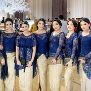 7 Pilihan Warna Rok Kain Batik untuk Kebaya Bernuansa Biru