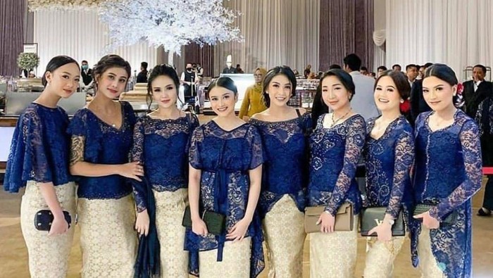 7 Pilihan Warna Rok Kain Batik untuk Kebaya Bernuansa Biru