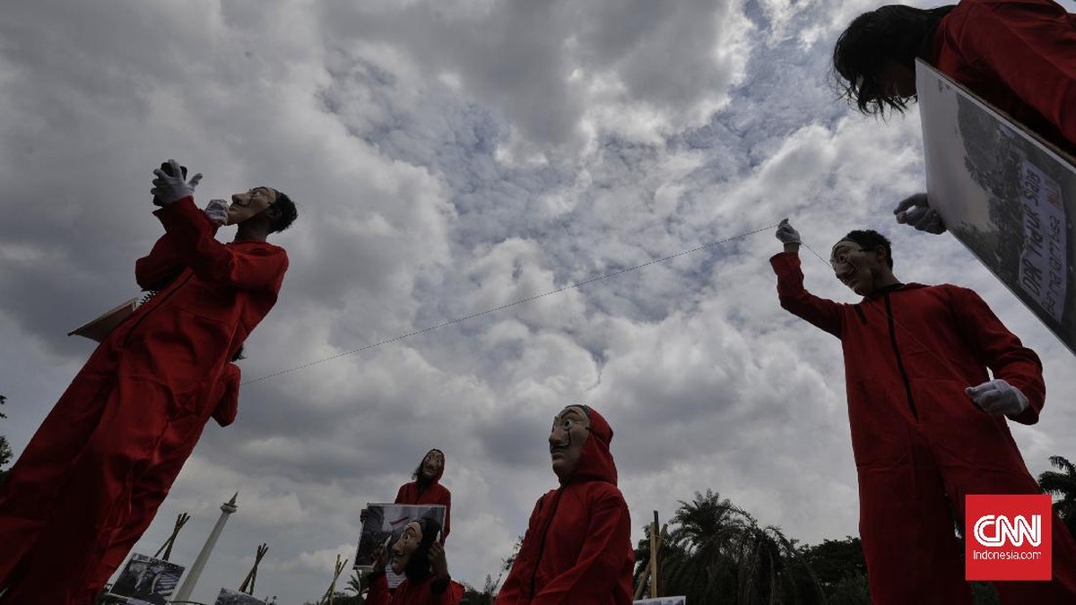 FOTO: Aksi 'Salvador Dali' #BersihkanIndonesia di Monas