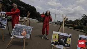 FOTO: Aksi 'Salvador Dali' #BersihkanIndonesia di Monas