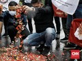 FOTO: Aksi Tabur Bunga di Depan Istana
