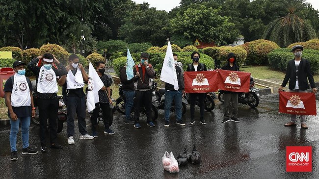 FOTO: Aksi Tabur Bunga di Depan Istana