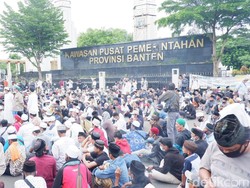 Cegah Kerumunan, Polda Banten Sekat Massa Pendukung HRS yang Mau Demo