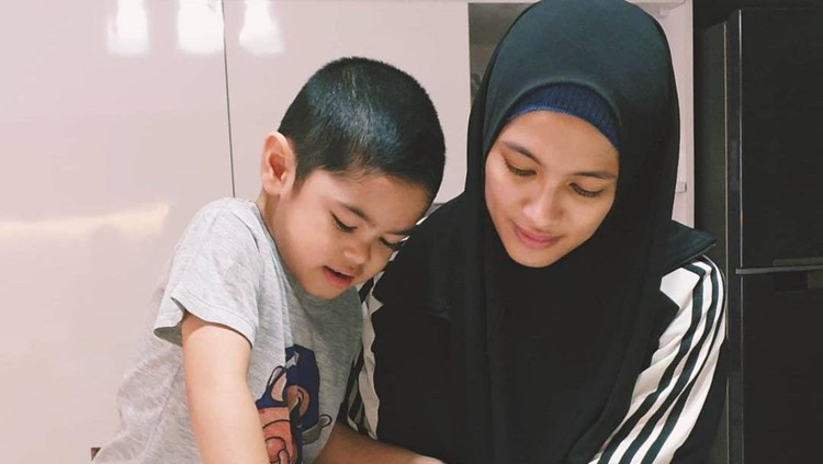 Alyssa Soebandono Istri Idaman, Suapi Suami hingga Ajak Anaknya ke Dapur
