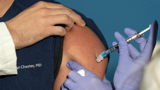 Pemerintah memastikan akan menanggung biaya pengobatan dan perawatan masyarakat yang mengalami efek samping akibat vaksin corona.