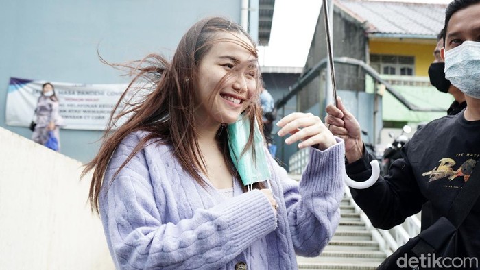 Ayu Ting Ting saat ditemui di kawasan Trans TV.