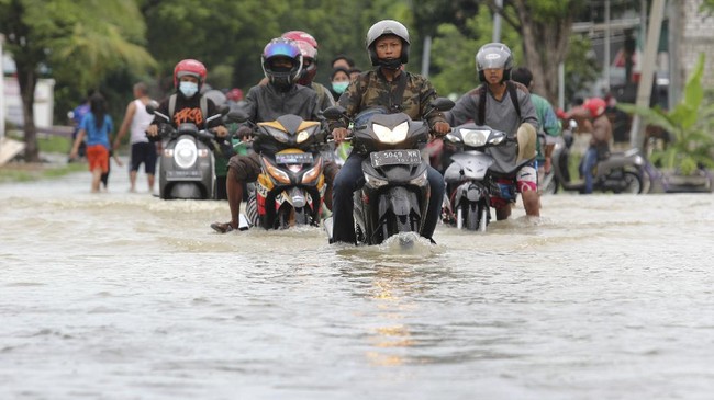 Sejumlah daerah di Lamongan dan Sidoarjo terendam banjir saat hujan dengan intensitas deras mengguyur wilayah tersebut.