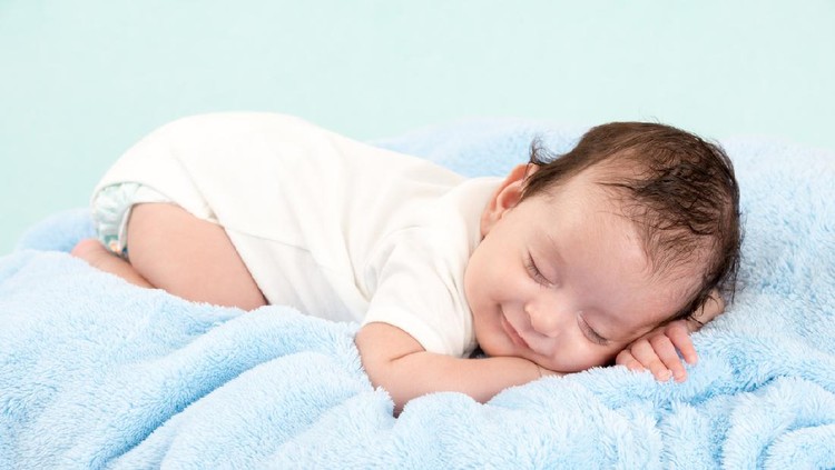 bayi laki-laki Cute baby boy with beautiful blue eyes on the white background