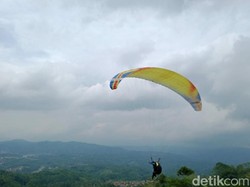 Ciamis Punya Wisata Olahraga Paralayang di Bukit Pangangonan